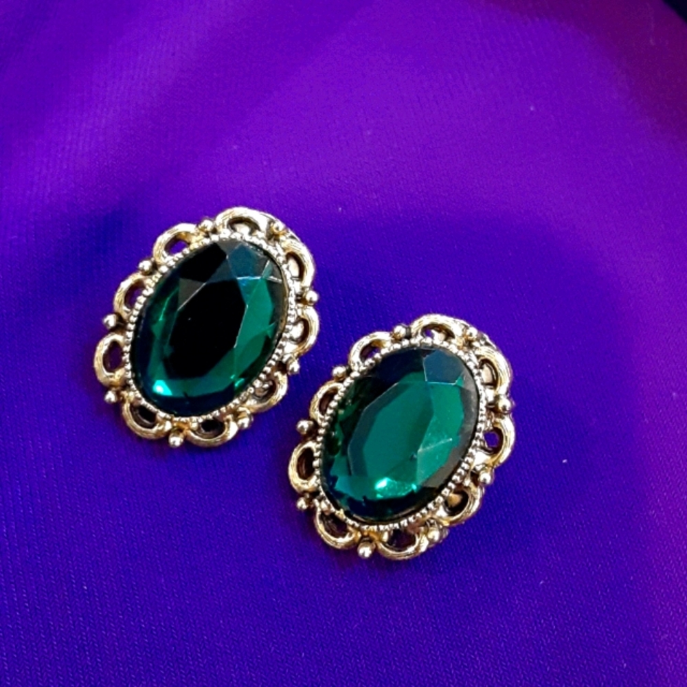 Emerald Green Stone Earrings /Post/Pierced